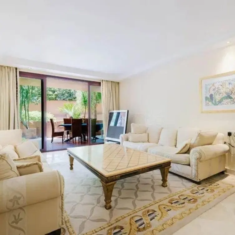 Sale of middle floor apartment in Estepona