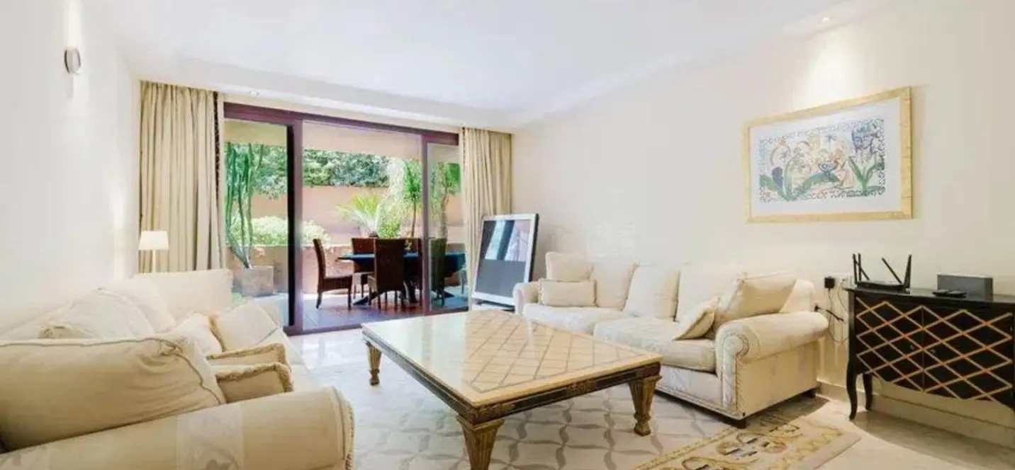 Sale of middle floor apartment in Estepona 3