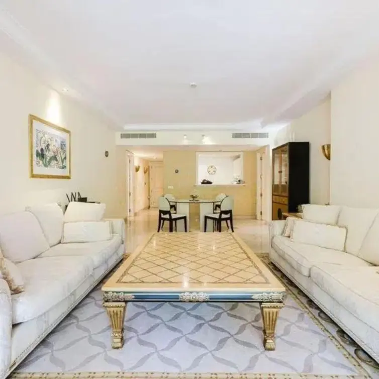 Sale of middle floor apartment in Estepona