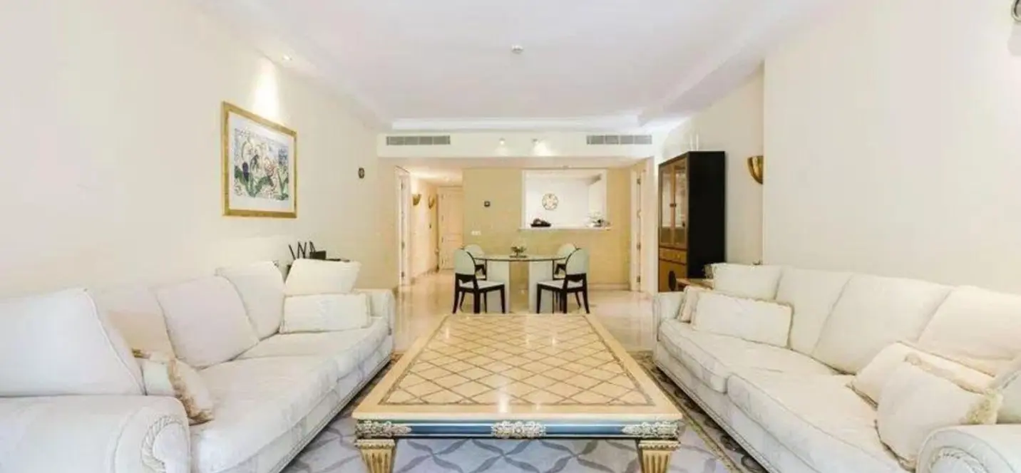 Sale of middle floor apartment in Estepona 4