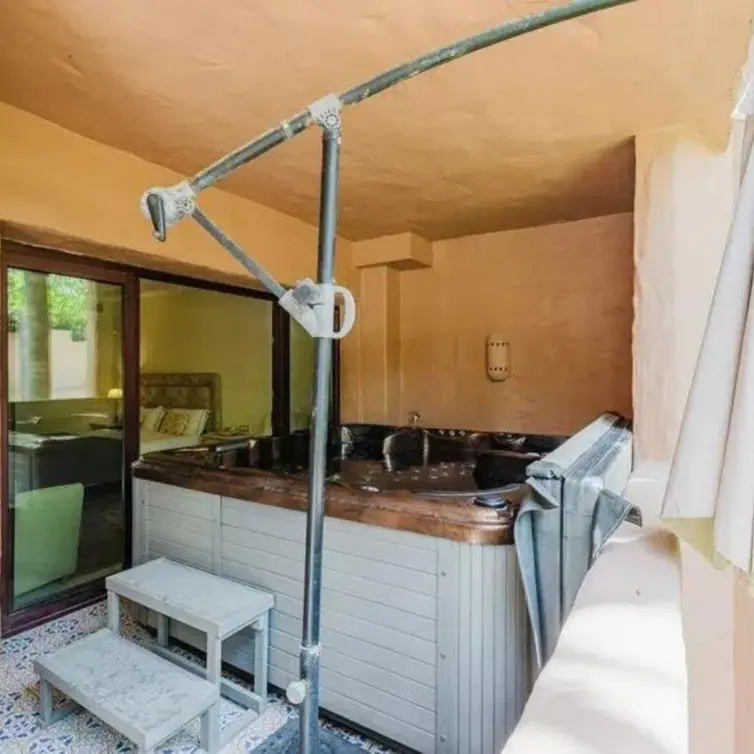 Sale of middle floor apartment in Estepona