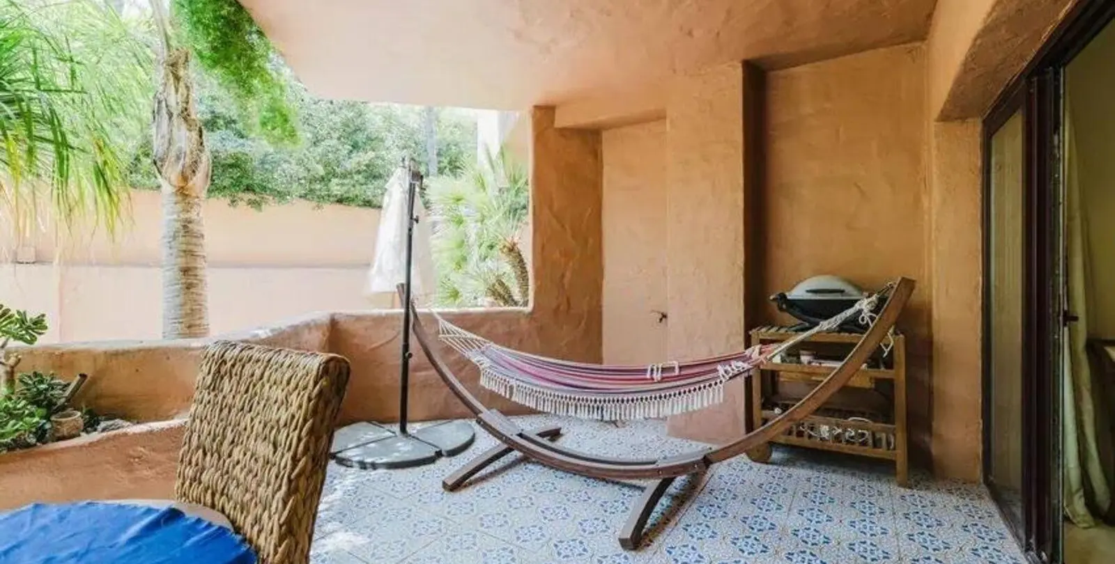 Sale of middle floor apartment in Estepona 8