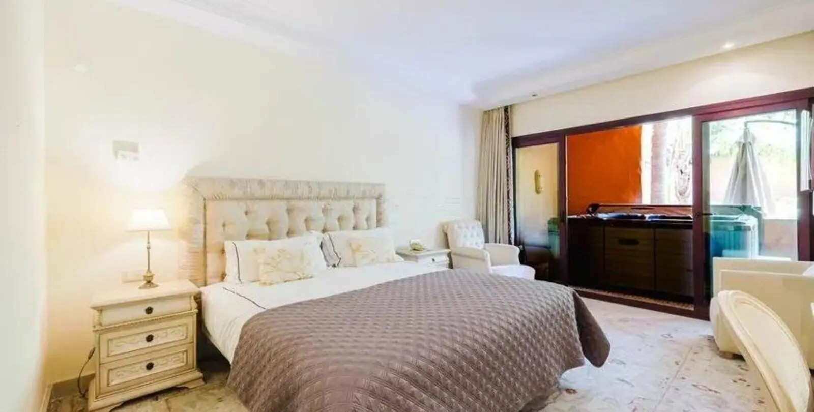 Sale of middle floor apartment in Estepona 10