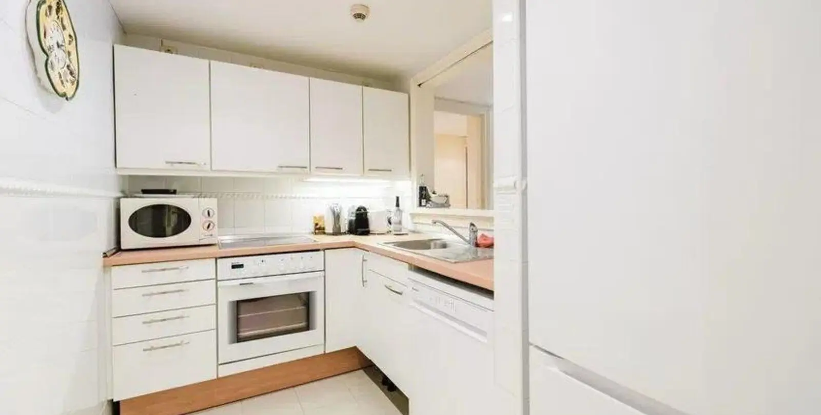Sale of middle floor apartment in Estepona 12