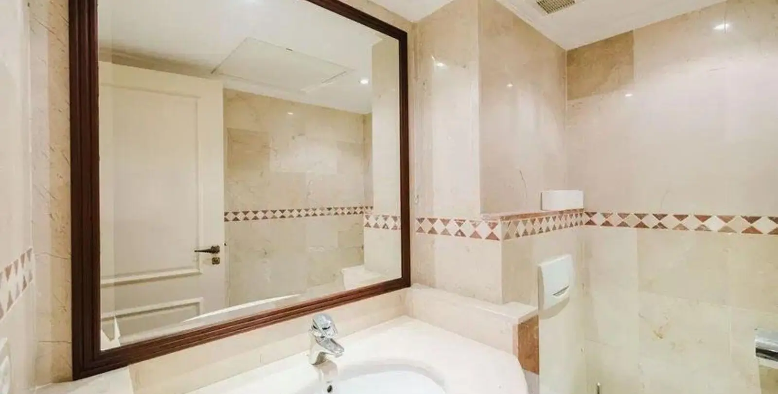 Sale of middle floor apartment in Estepona 13