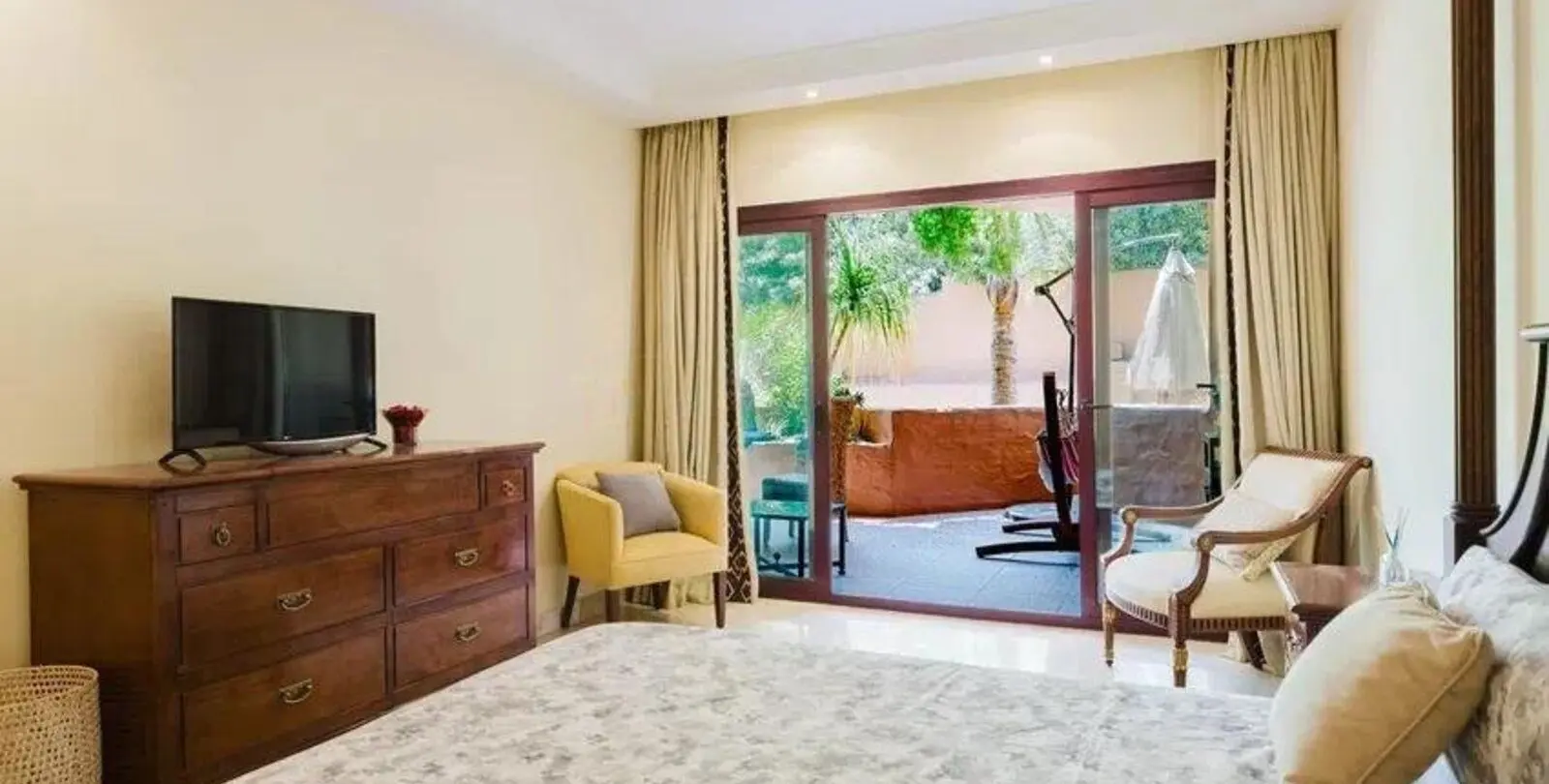 Sale of middle floor apartment in Estepona 14