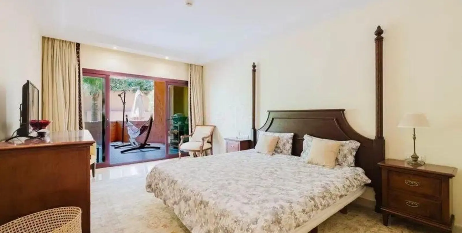 Sale of middle floor apartment in Estepona 15