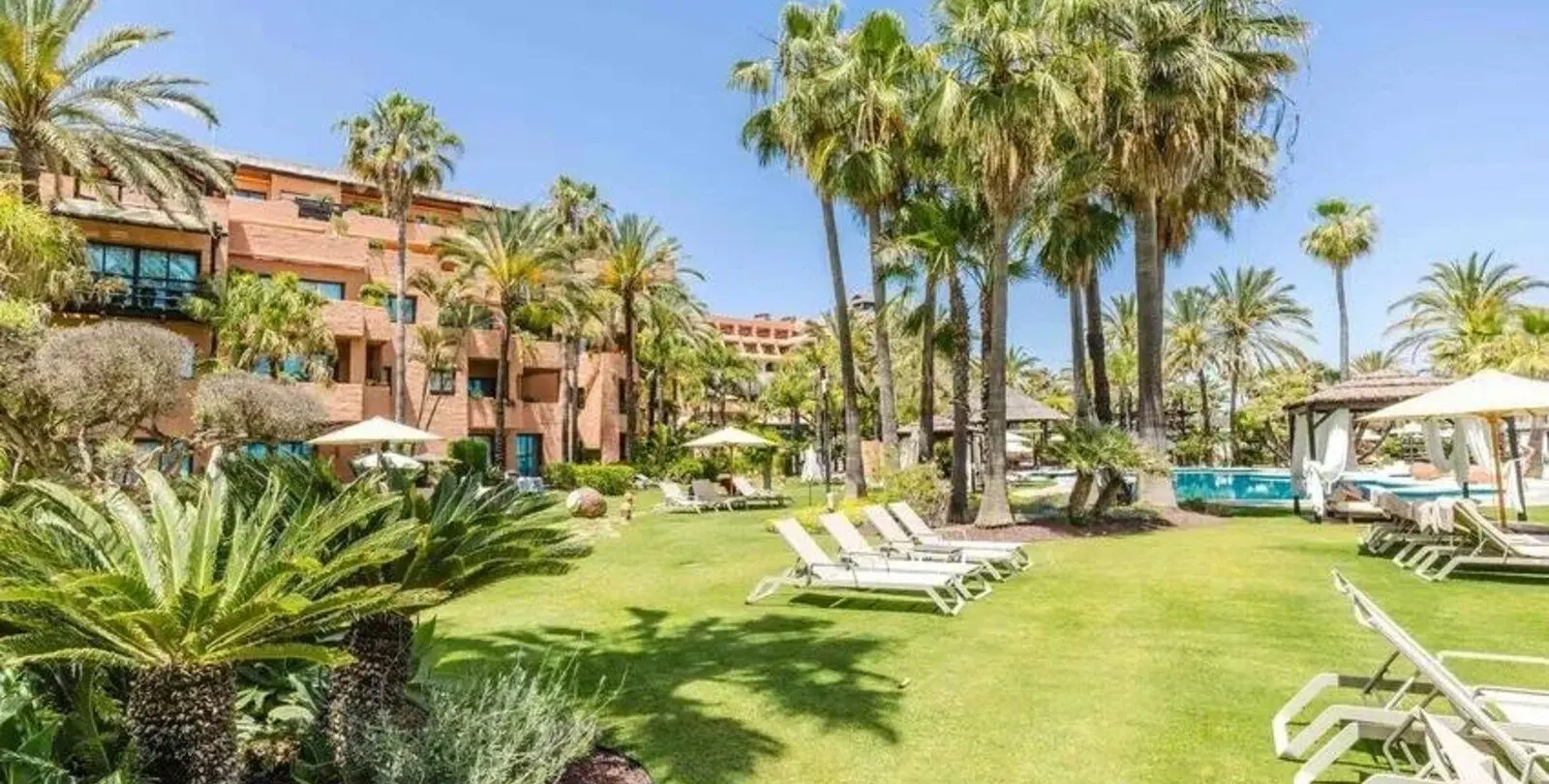 Sale of middle floor apartment in Estepona 19