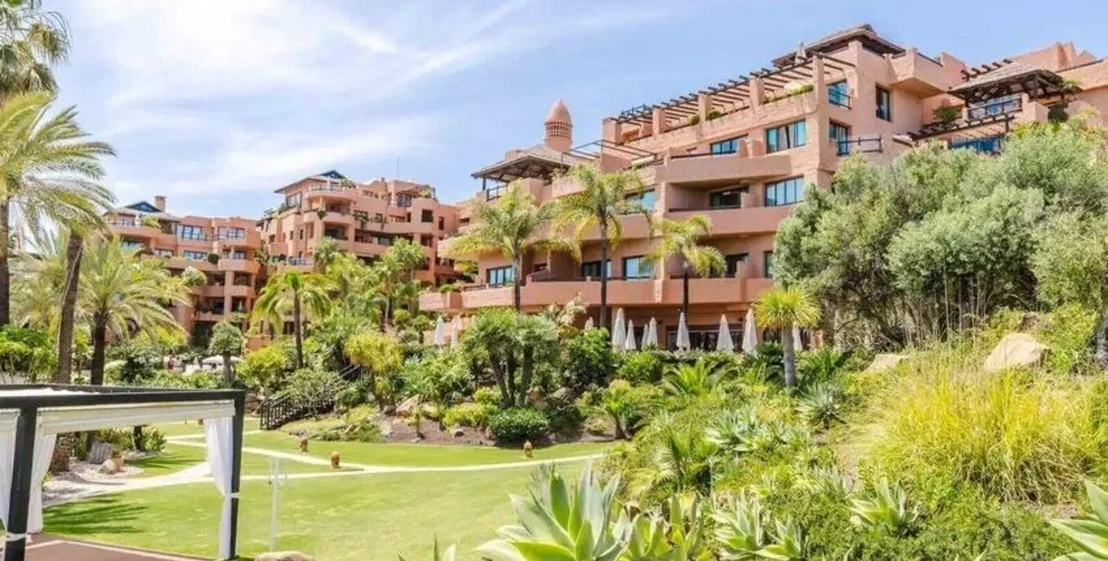 Sale of middle floor apartment in Estepona 26