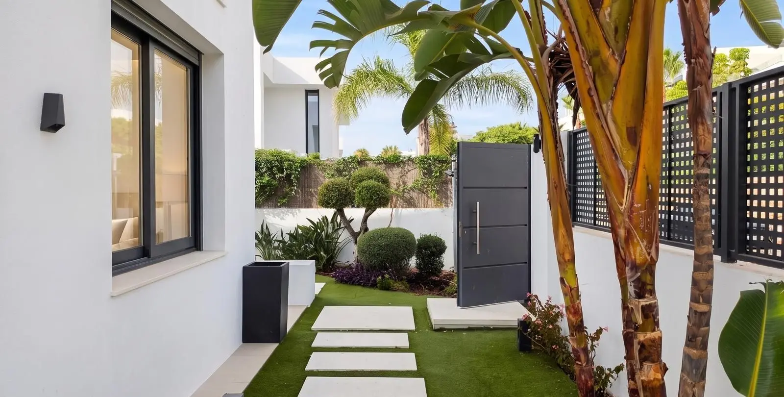 Venta de villa independiente en El Paraiso 6