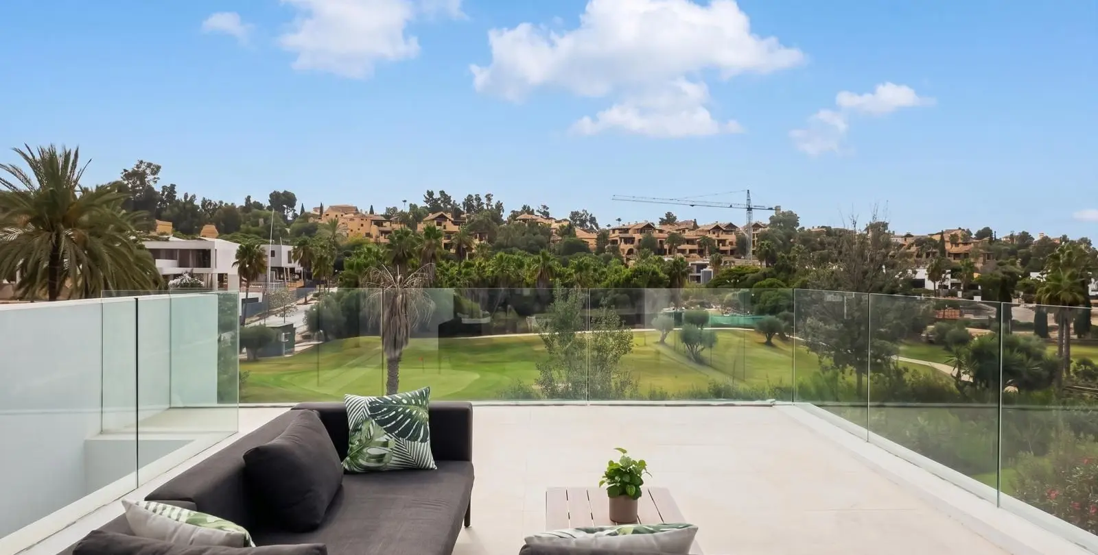 Venta de villa independiente en El Paraiso 12