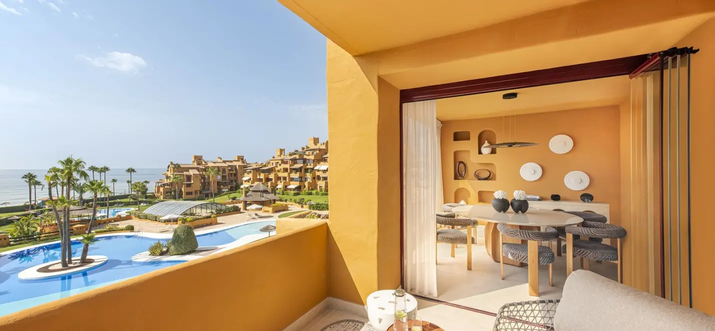 Venta de apartamento en planta media en New Golden Mile 1