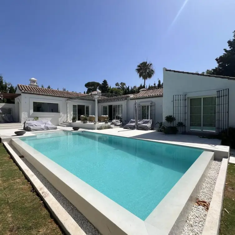 Venta de villa independiente en Guadalmina Alta