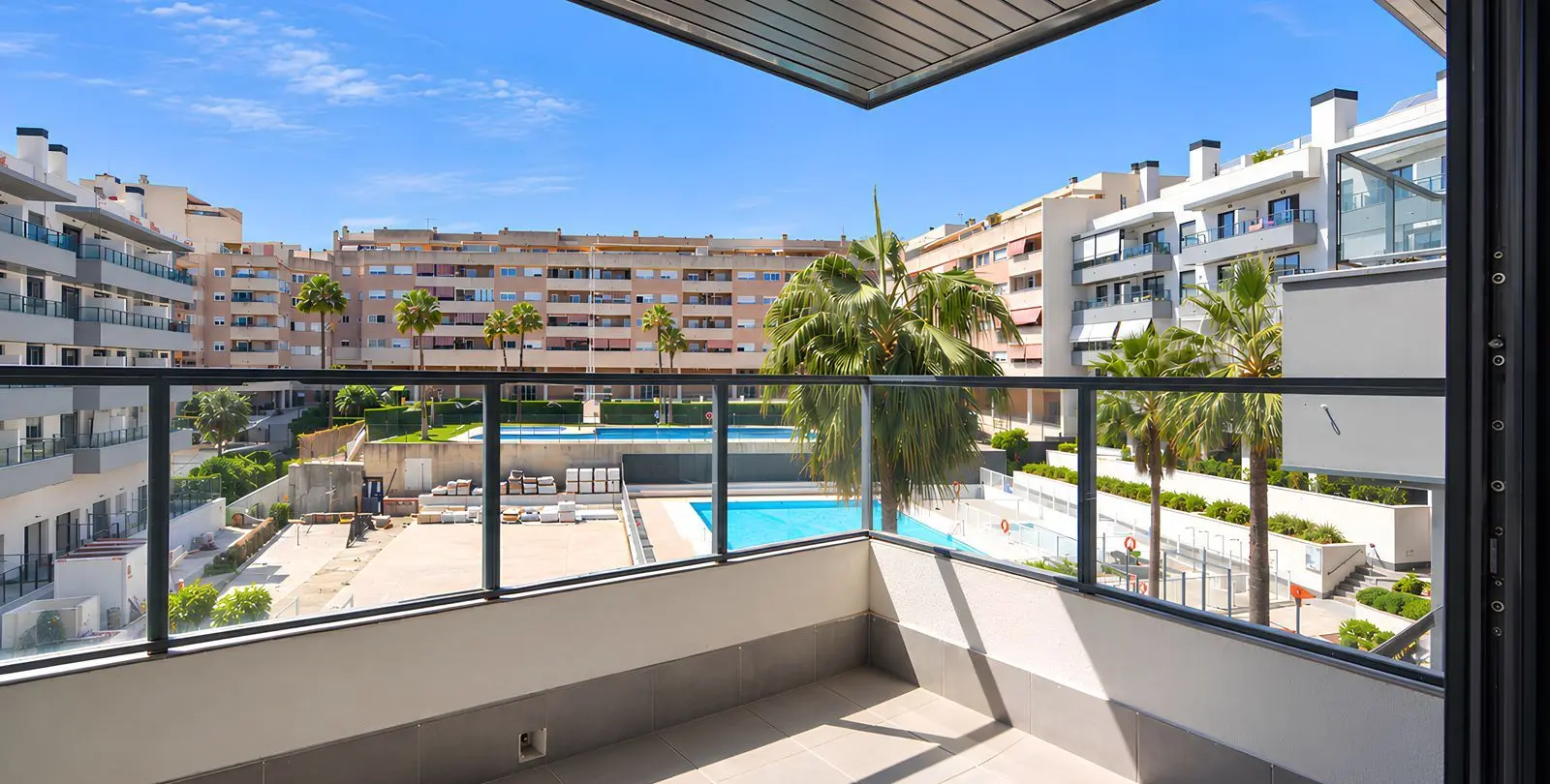 Venta de apartamento en planta media en Las Lagunas 1