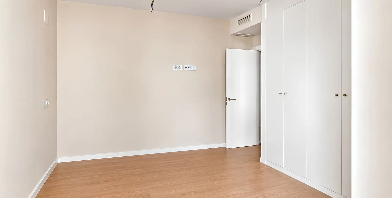 Venta de apartamento en planta media en Las Lagunas 18