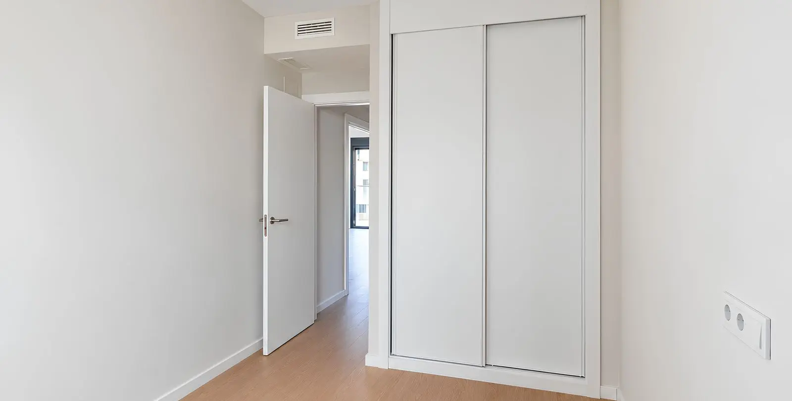 Venta de apartamento en planta media en Las Lagunas 24