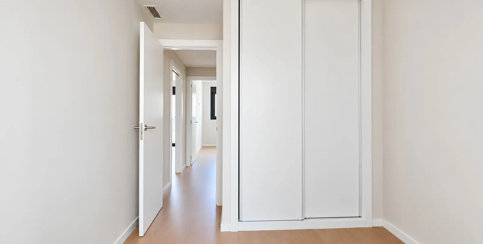 Venta de apartamento en planta media en Las Lagunas 29