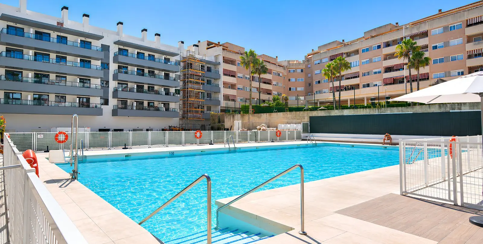 Venta de apartamento en planta media en Las Lagunas 32