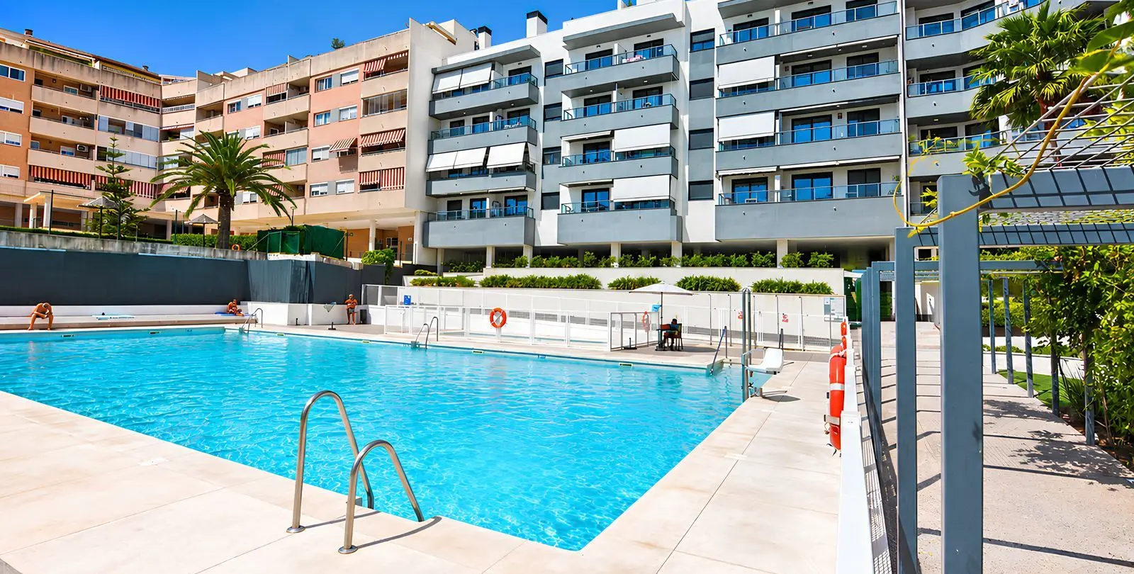 Venta de apartamento en planta media en Las Lagunas 40