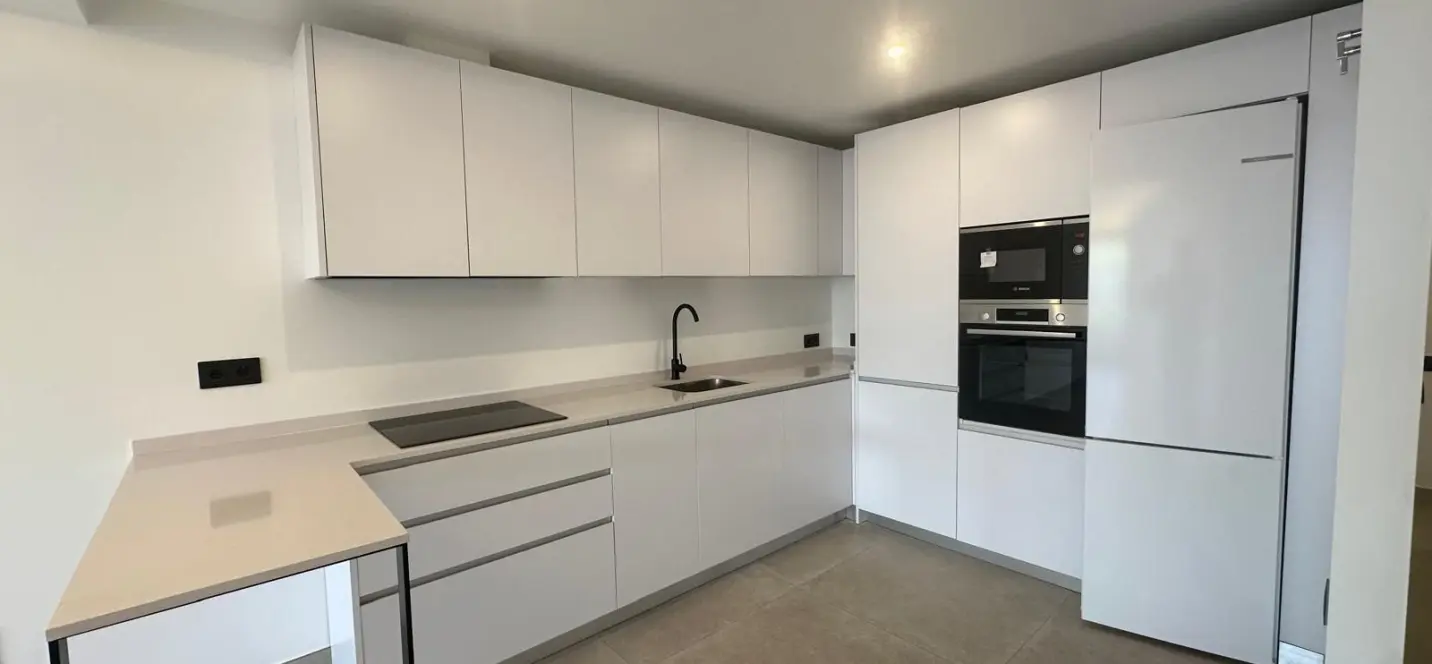 Sale of middle floor apartment in Fuengirola 1