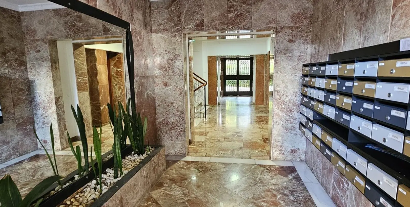 Venta de apartamento en planta media en Marbella 16