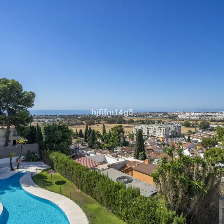 Sale of middle floor apartment in Nueva Andalucía