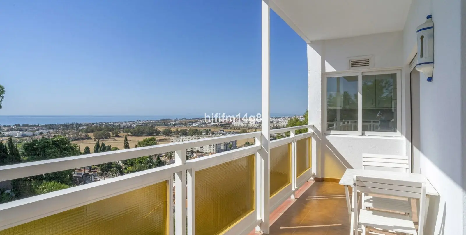 Sale of middle floor apartment in Nueva Andalucía 2