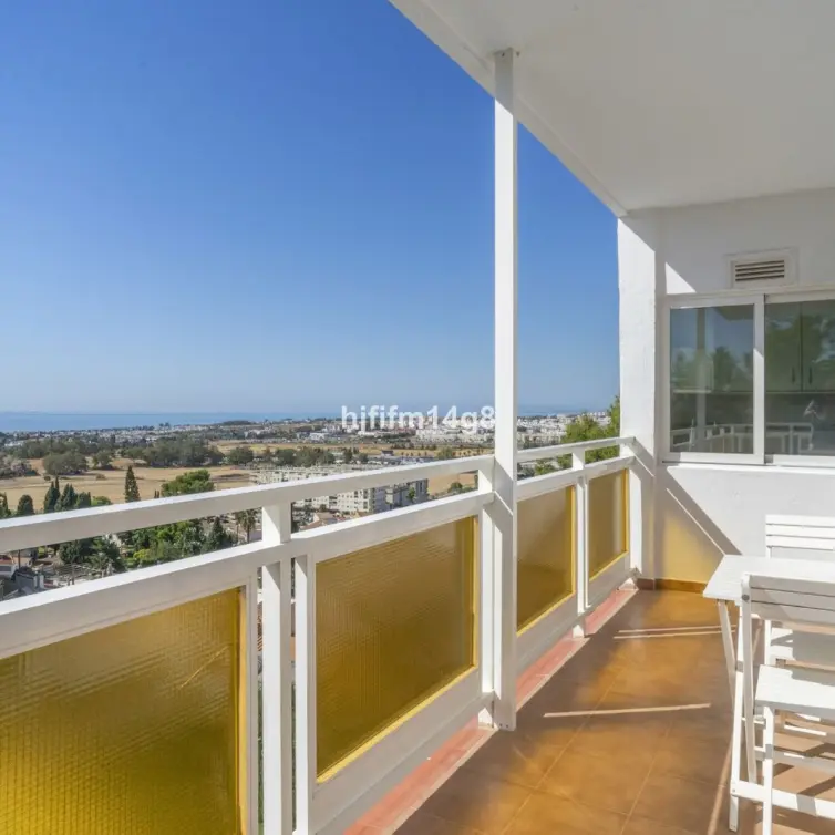 Sale of middle floor apartment in Nueva Andalucía