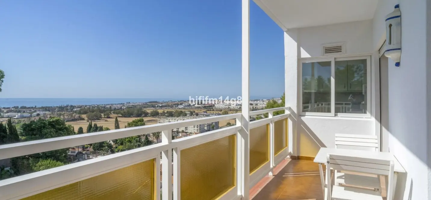 Venta de apartamento en planta media en Nueva Andalucía 1
