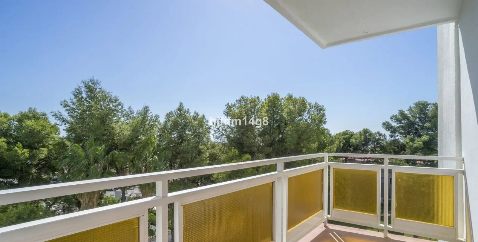 Sale of middle floor apartment in Nueva Andalucía 3