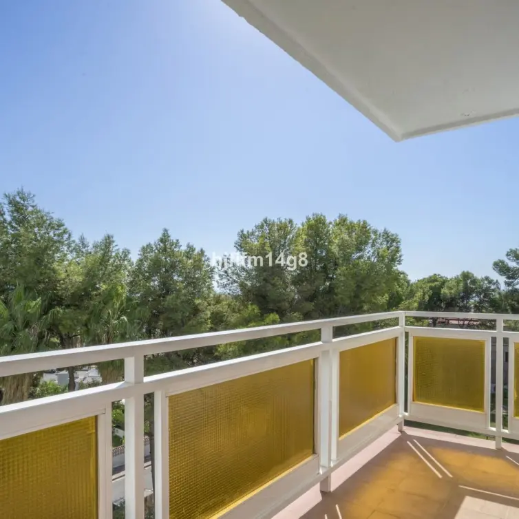 Sale of middle floor apartment in Nueva Andalucía