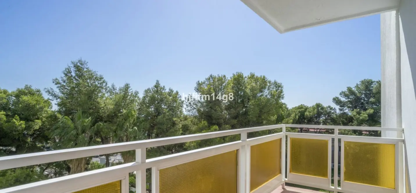 Venta de apartamento en planta media en Nueva Andalucía 2