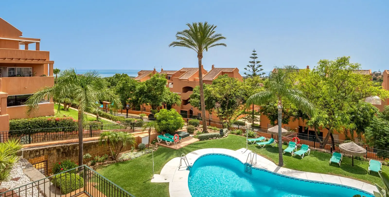 Sale of middle floor apartment in Elviria 1