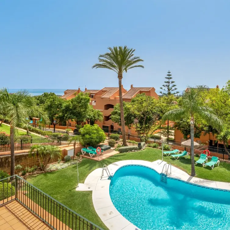 Sale of middle floor apartment in Elviria