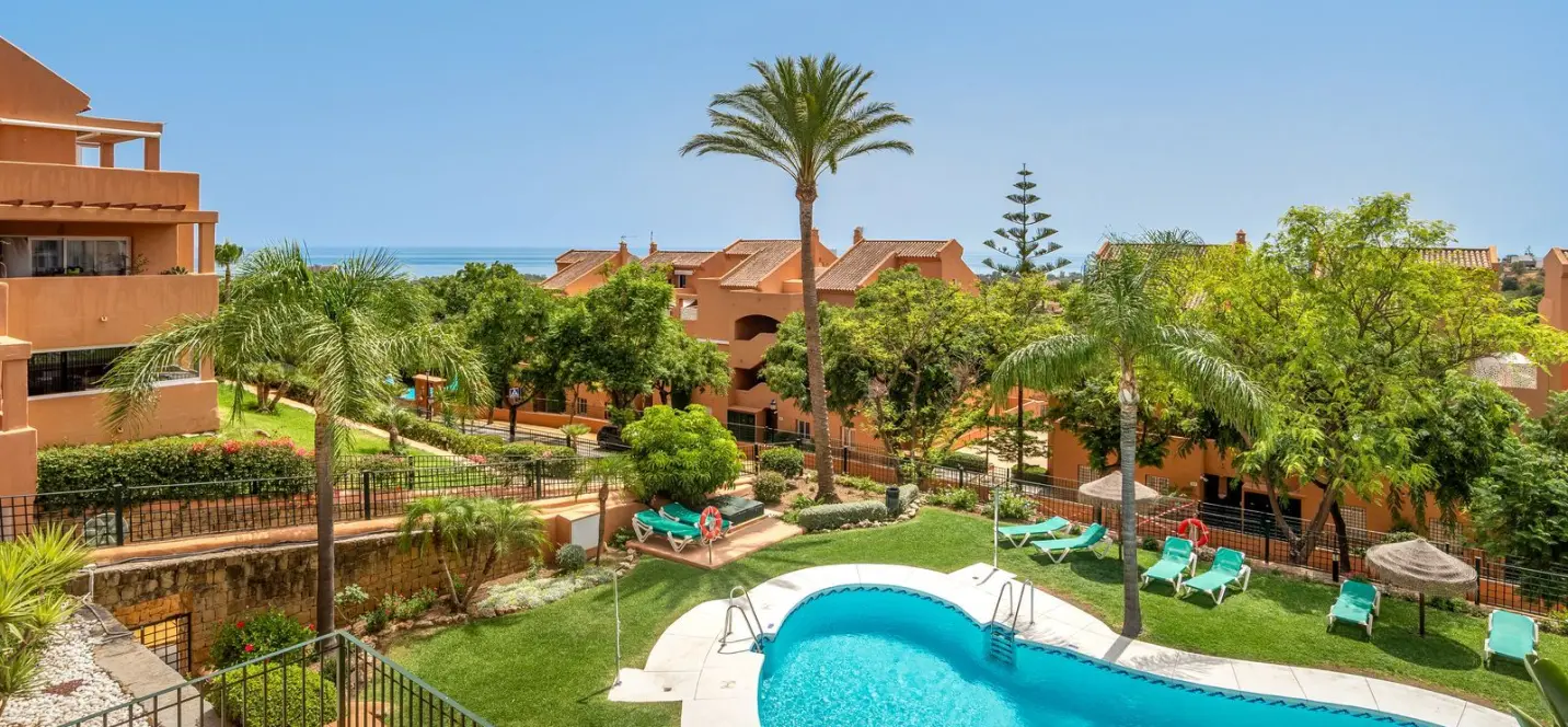 Venta de apartamento en planta media en Elviria 0