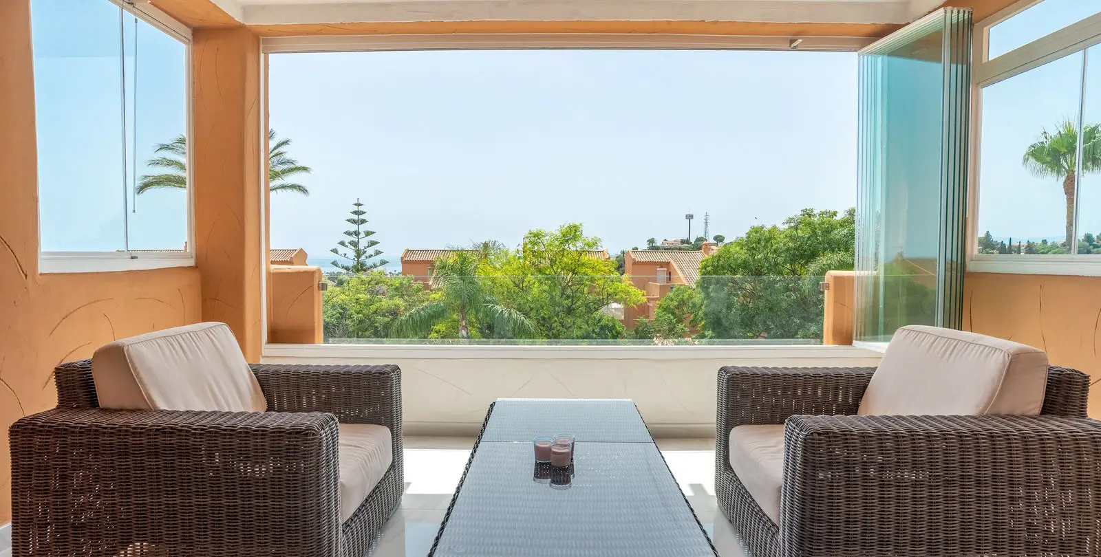 Sale of middle floor apartment in Elviria 2