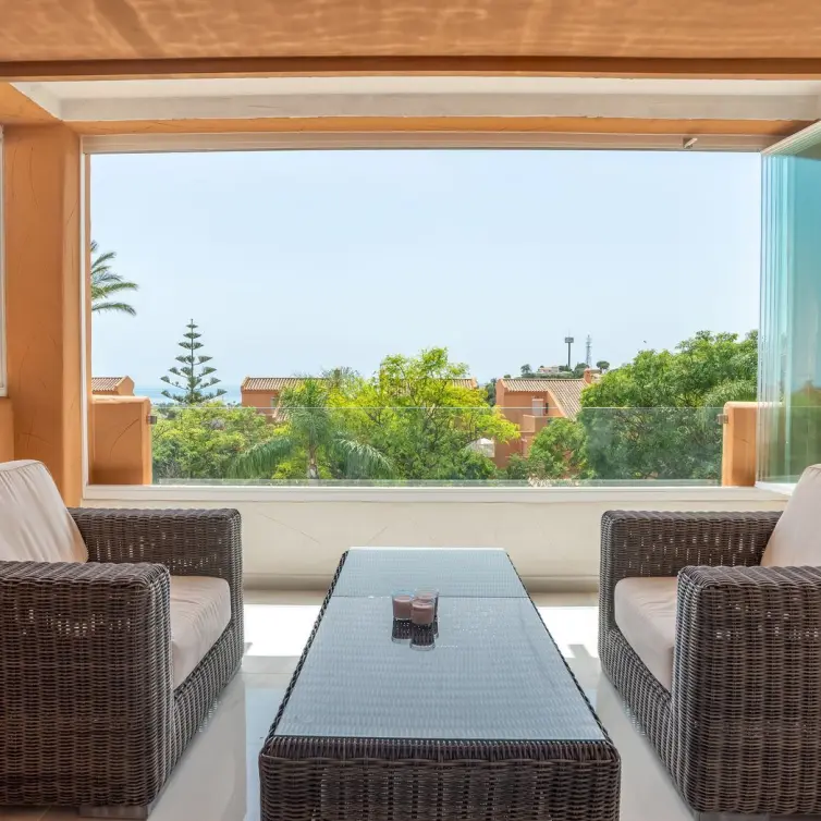 Sale of middle floor apartment in Elviria