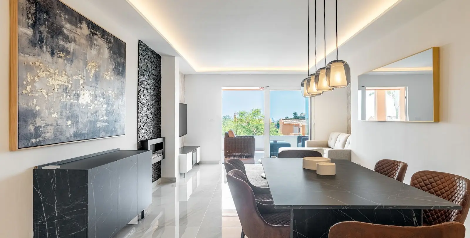 Sale of middle floor apartment in Elviria 3