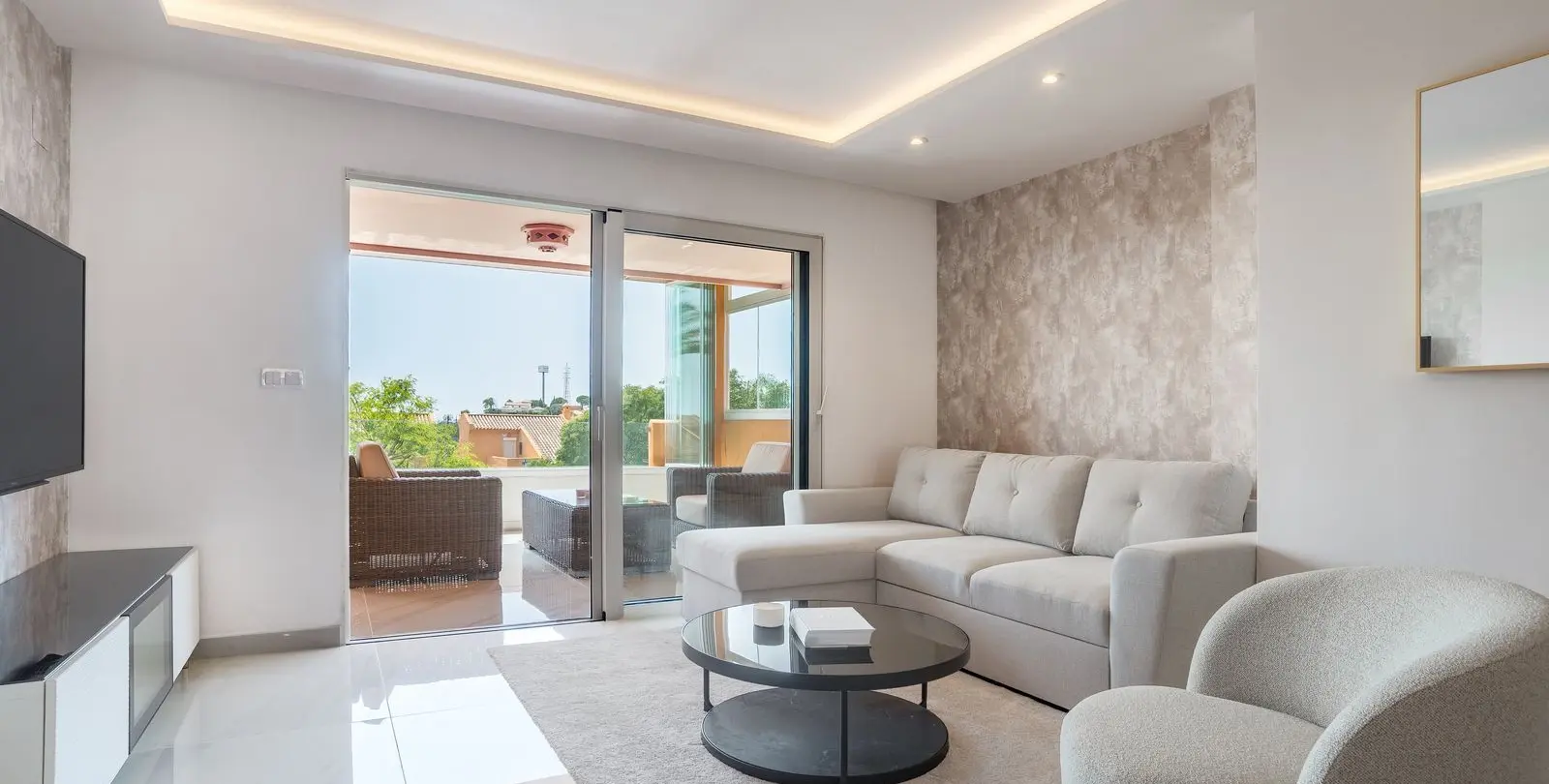 Sale of middle floor apartment in Elviria 4