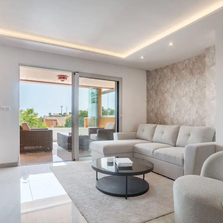 Sale of middle floor apartment in Elviria