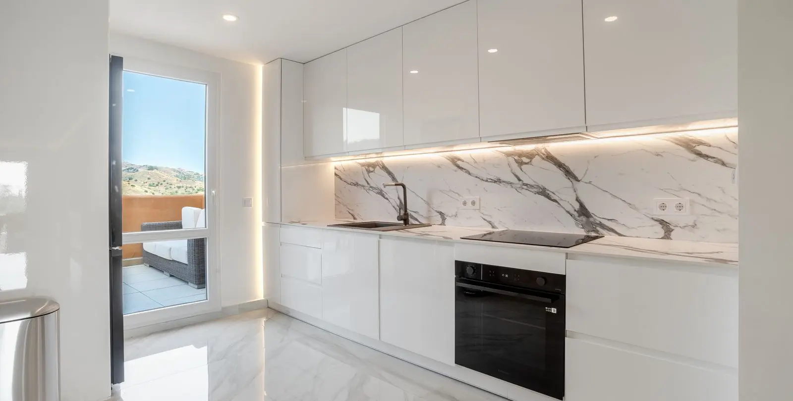 Sale of middle floor apartment in Elviria 6