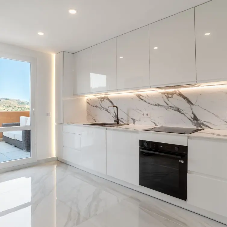 Sale of middle floor apartment in Elviria