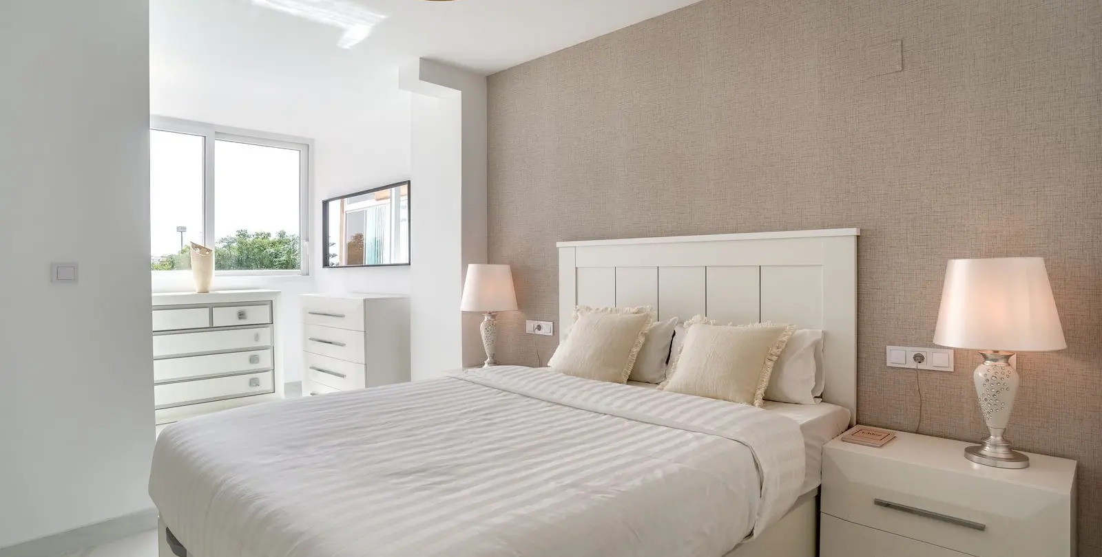 Sale of middle floor apartment in Elviria 9