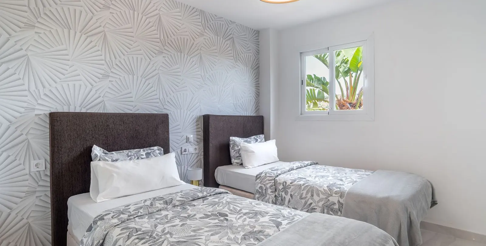 Sale of middle floor apartment in Elviria 11
