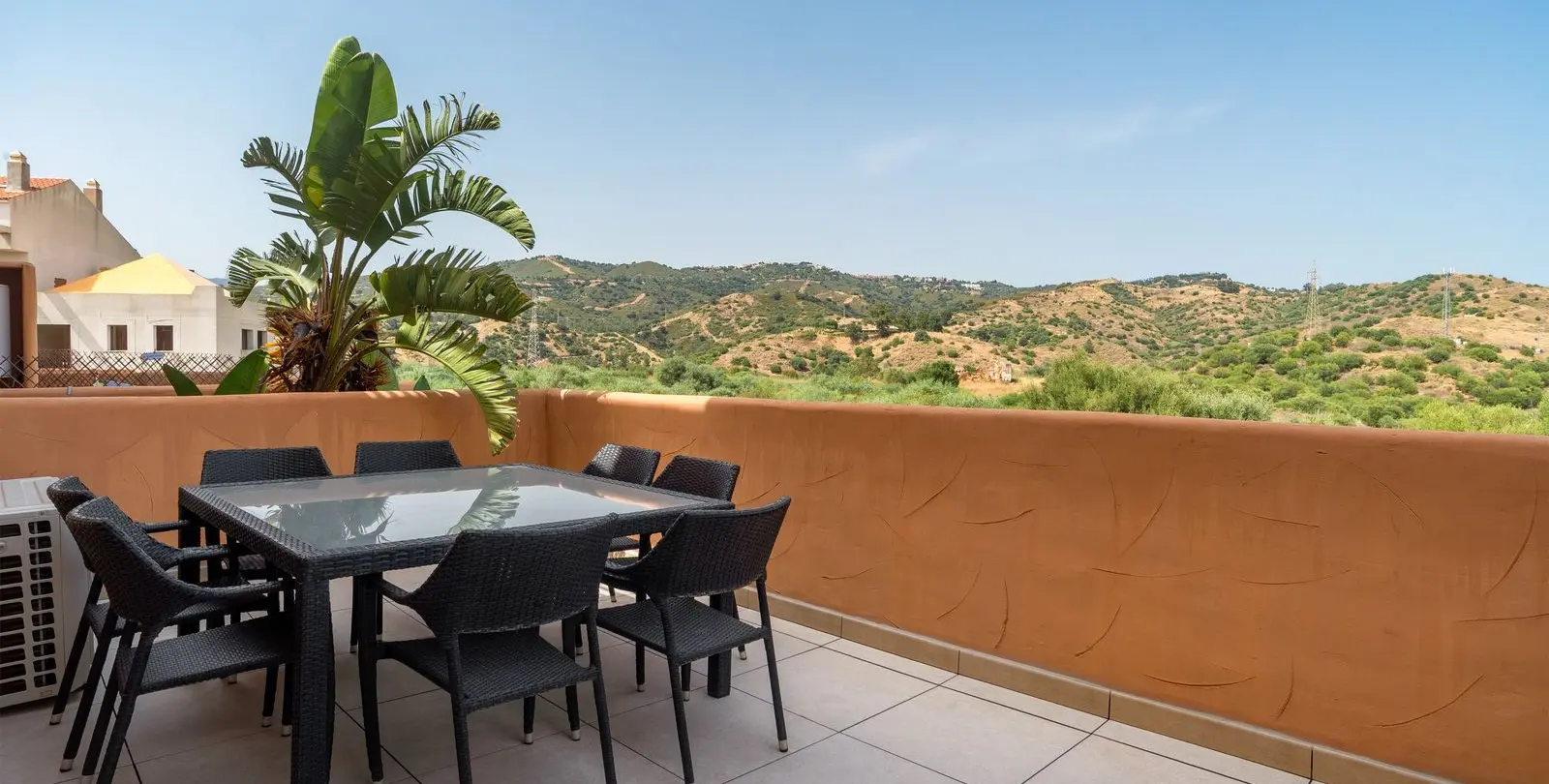 Sale of middle floor apartment in Elviria 15