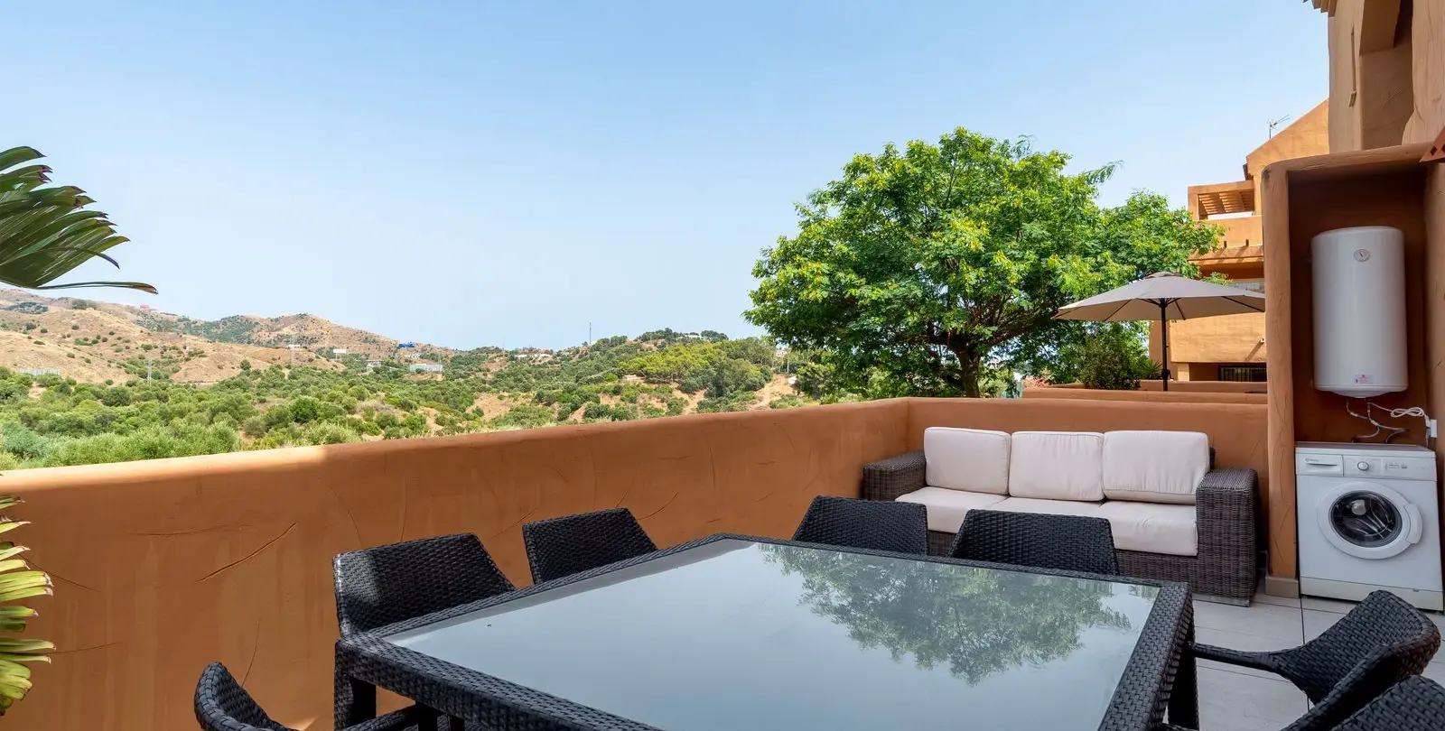 Sale of middle floor apartment in Elviria 16