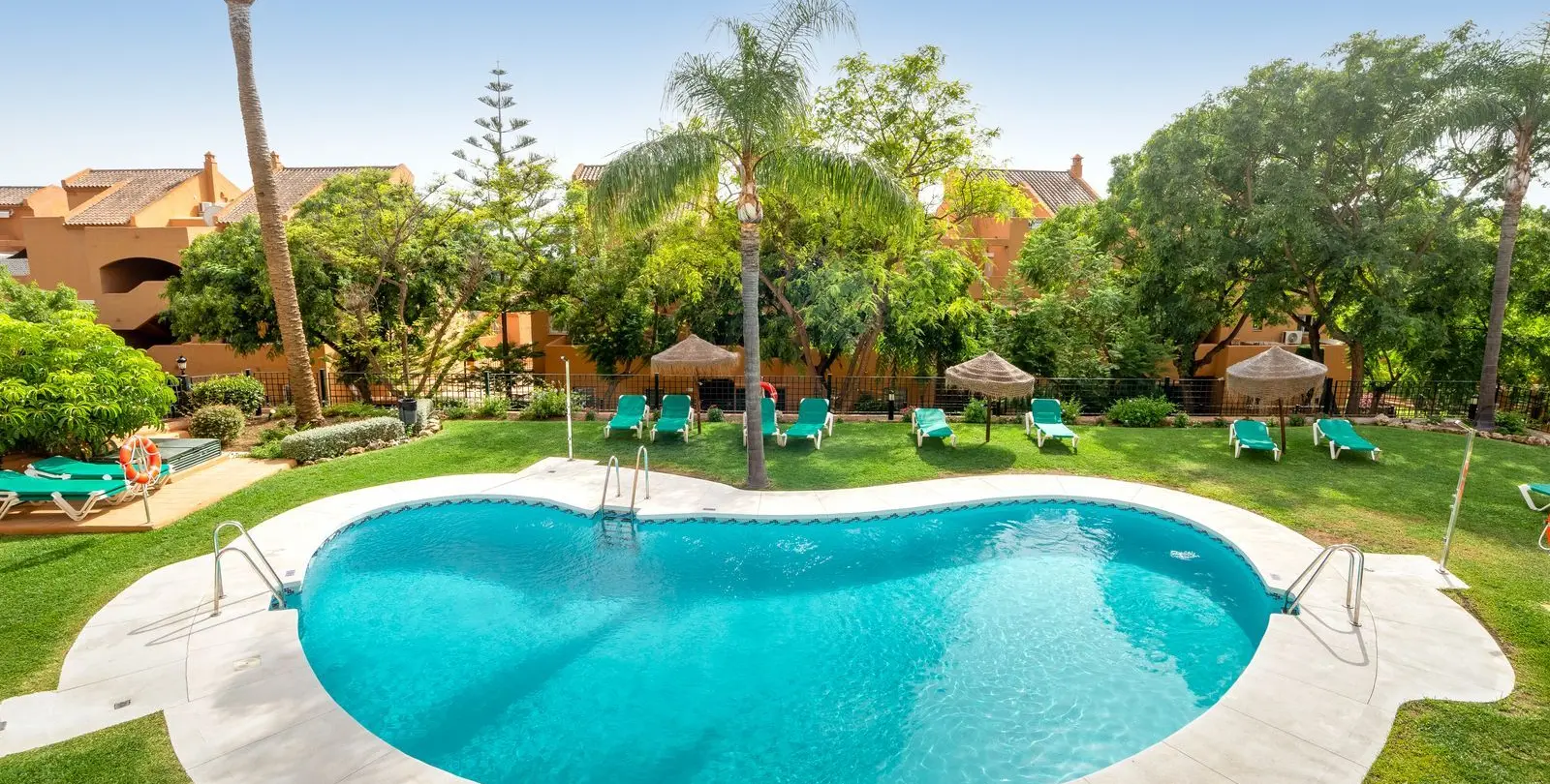 Sale of middle floor apartment in Elviria 17