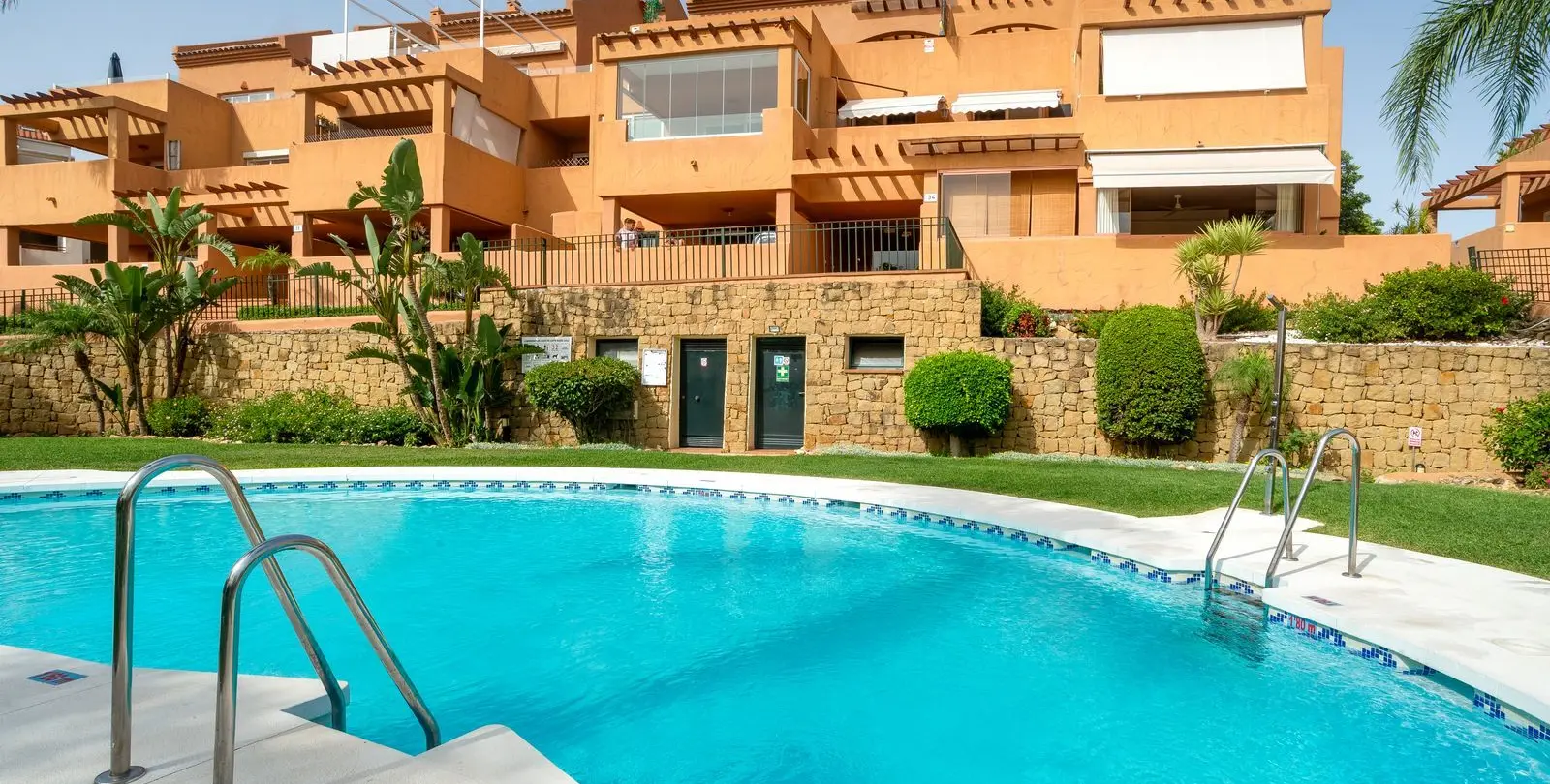 Sale of middle floor apartment in Elviria 18