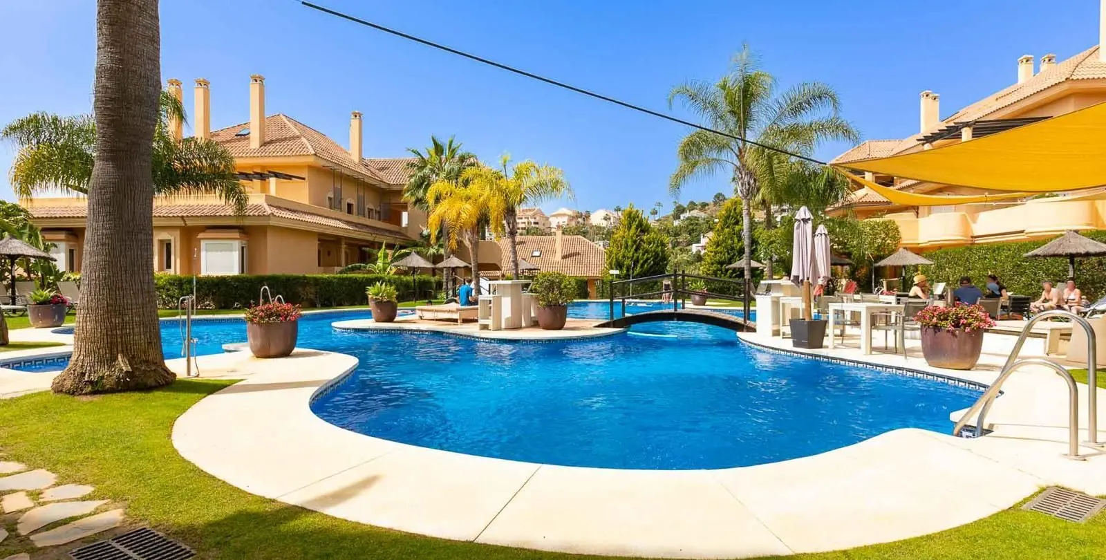 Venta de apartamento en planta media en Nueva Andalucía 2