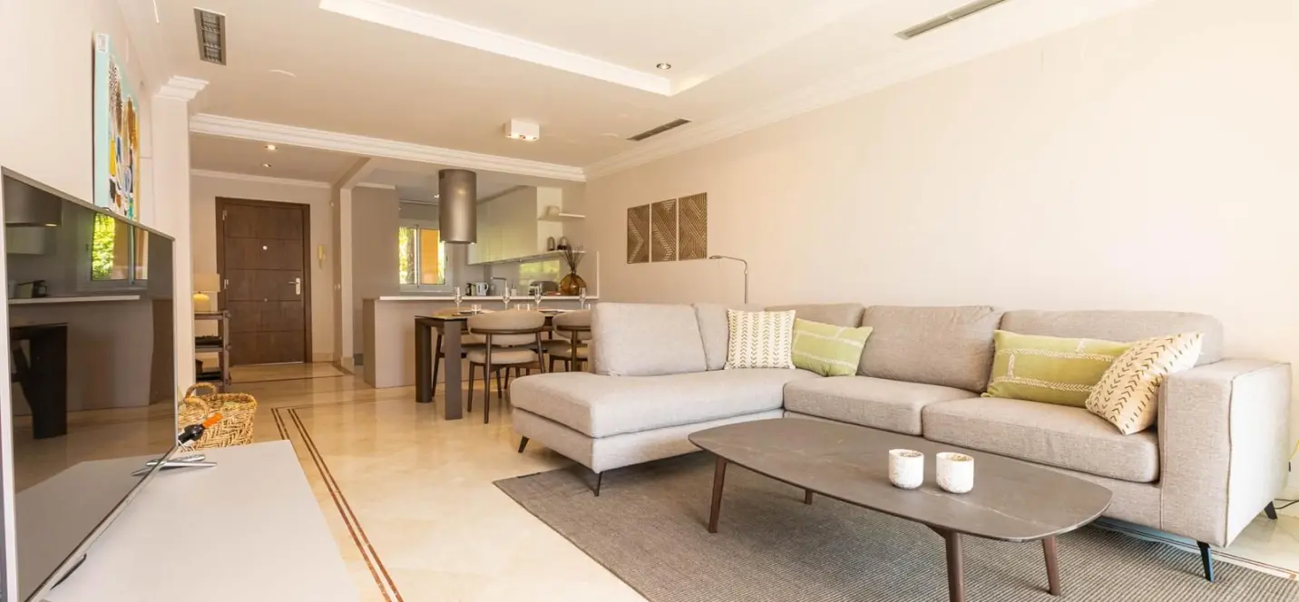 Venta de apartamento en planta media en Nueva Andalucía 2